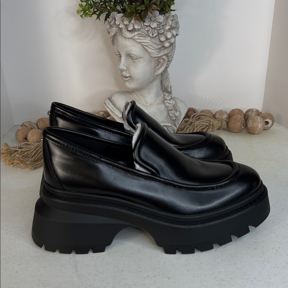 MICHAEL MICHAEL KORS
Shiloh Leather Loafer  Black Size 8.5 - Picture 7 of 12